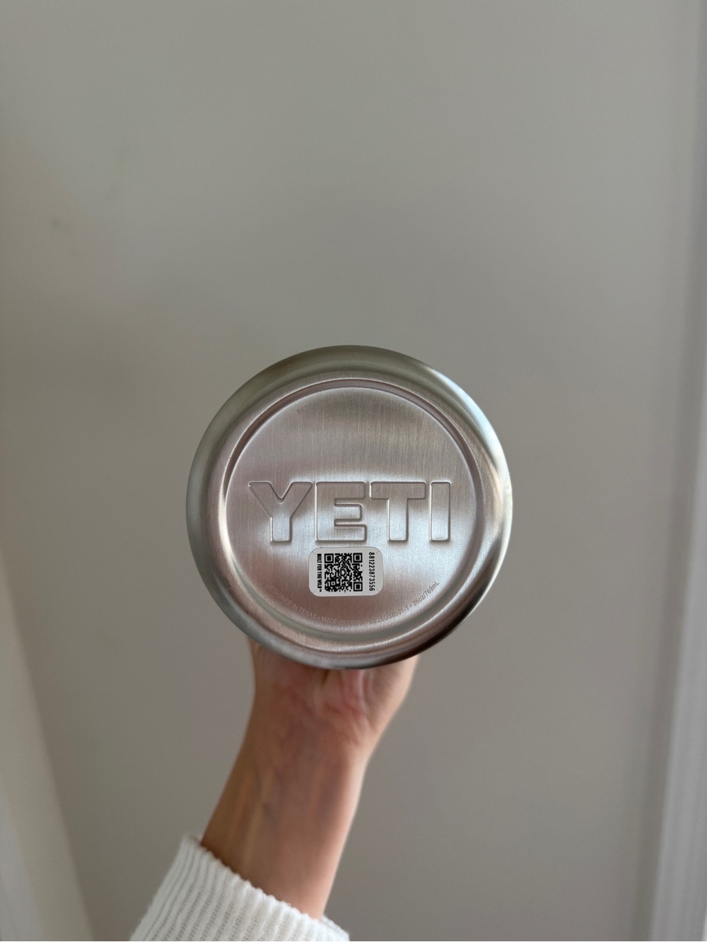 New Yeti Rambler 26 Oz bottle, vacuum insulated, stainless steel in navy - Picture 3 of 6